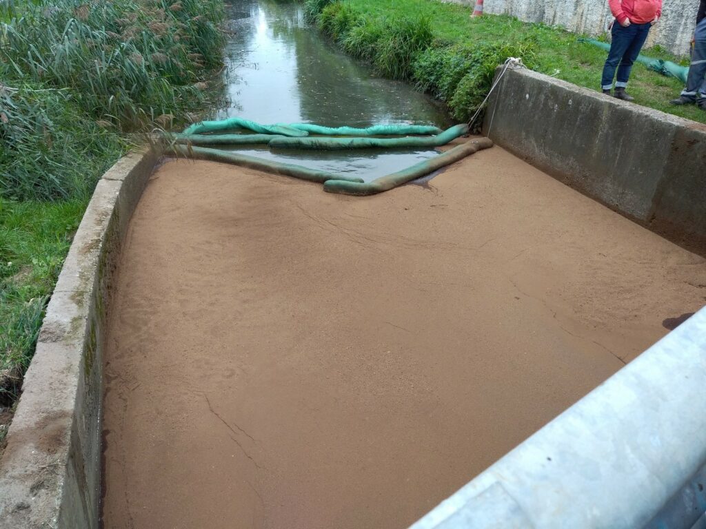 Pollution d'origine industrielle, contenu par de l'absorbant