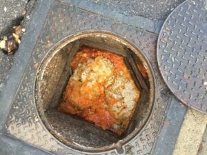 Regard Eaux usées communal. Exutoire d’eaux usées issues d’un établissement de restauration sans prétraitement (bac à graisse)