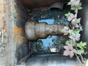 Regard en aval d’un sep hydro démontrant l’importance de la nécessité de bien entretenir les installations de prétraitement.