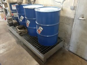 Bon exemple de stockage de produit sous abris et sur bac de rétention.